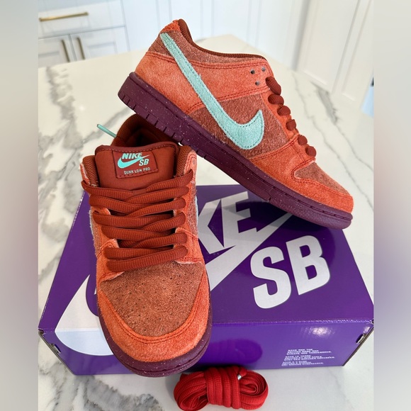 Nike Dunk Low SB Mystic Red - Picture 3 of 6